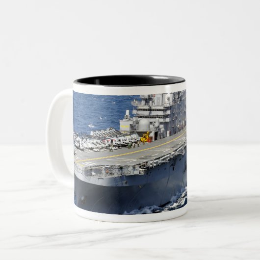 Das Amphibienschiff USS Peleliu Zweifarbige Tasse (Vorderseite Links)