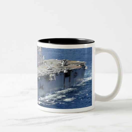 Das Amphibienschiff USS Peleliu Zweifarbige Tasse (Rechts)
