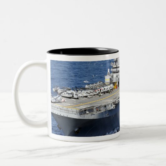 Das Amphibienschiff USS Peleliu Zweifarbige Tasse (Links)