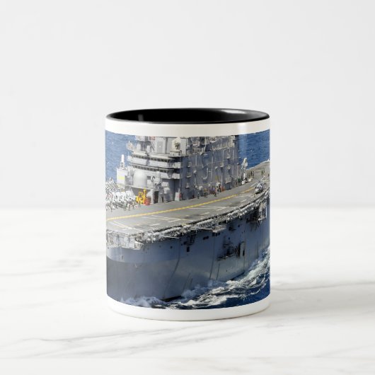 Das Amphibienschiff USS Peleliu Zweifarbige Tasse (Mittel)