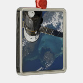 Das angedockte Raumfahrzeug Progress 22 Silbernes Ornament (Rechts)