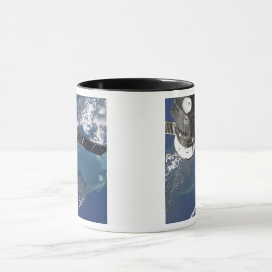 Das angedockte Raumfahrzeug Progress 22 Tasse (Zentrum)