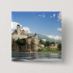 Das atemberaubende Schloss Schonbuhel liegt über  Button