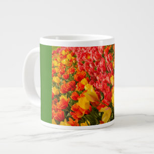 DAS AUFBLÜHEN VON TULPEN IN EINEM PARK JUMBO-TASSE