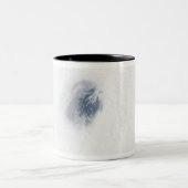 Das Auge des Hurrikans Rita Zweifarbige Tasse (Mittel)