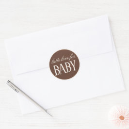 Das Baby der letzten Liebe hält eine Kaffeemaschin Runder Aufkleber