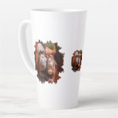 Das Baby Orangutan in den Waffen der Mutter lächel Milchtasse (Linke Ecke)