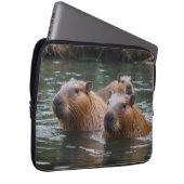das Baden von Capybaras im Fluss, Laptopschutzhülle (Vorne Rechts)
