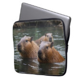 das Baden von Capybaras im Fluss, Laptopschutzhülle (Vorderseite Links)