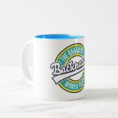 Das Bahamas Backpacker World Traveller Retro Logo. Zweifarbige Tasse (Vorderseite Links)