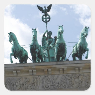 Das Berlin-Tor im Stadtzentrum - Brandenburg Quadratischer Aufkleber