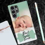 Das beste Daddy-Ever-Men-Foto Samsung Galaxy Hülle<br><div class="desc">Adorable, stilvoll und modern, gleicht ein perfektes Vatertagsgeschenk für einen neuen Vater. Eine Single-Fotovorlage und eine Titelvorlage für den Fall, dass Sie für Granddad, Onkel, Mama, etc. anpassen. Dieses Gehäuse hat eine individuell anpassbare Farbkombination, die allen Farben Ihres Fotos entspricht - indem Sie einfach auf einen Link klicken, um sich...</div>