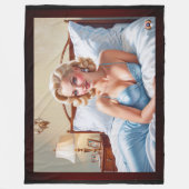 Das Bett ist nur eine schöne AI Konzept Kunst von Fleecedecke (Vorderseite)