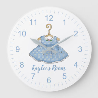 Das blaue Kleid des kleinen Mädchens an der Hängem Große Wanduhr