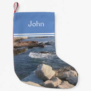 Das blaue Meer und die Felsen tragen den Namen hin Kleiner Weihnachtsstrumpf
