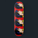 Das Boss-Comic Strip-Skateboard Skateboard<br><div class="desc">Das Boss Comic Strip Skateboard Design ist mit einem roten Hintergrund und einem wiederholten zeichn einer autoritären jungen Frau mit glänzenden schwarzen Haaren,  durchstechenden Augen,  aufgeblähter Nase und rosa Lippen ausgestattet. Ihr gelbes Oberteil und ihr roter Kragen sind kaum sichtbar. Sie ist nicht aufsässig! Sie ist die Chefin!</div>