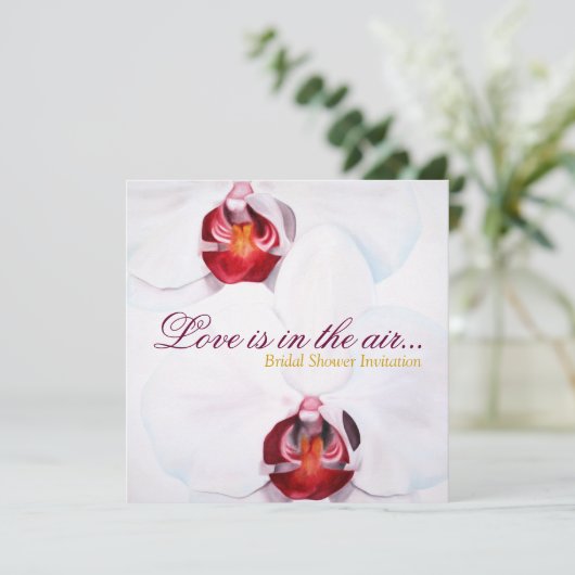 Das Brautparty ist mit weißen Orchideen ausgestatt Einladung (Stehend Vorderseite)