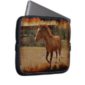 Das Cantering Sorrel Pferd kommt Zuhause zum Stall Laptopschutzhülle (Vorne Rechts)