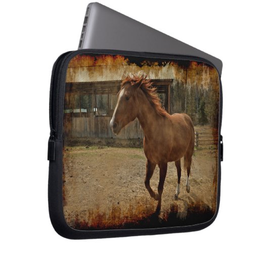 Das Cantering Sorrel Pferd kommt Zuhause zum Stall Laptopschutzhülle (Vorne Rechts)