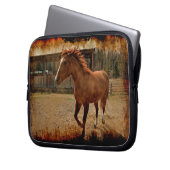 Das Cantering Sorrel Pferd kommt Zuhause zum Stall Laptopschutzhülle (Vorderseite Links)