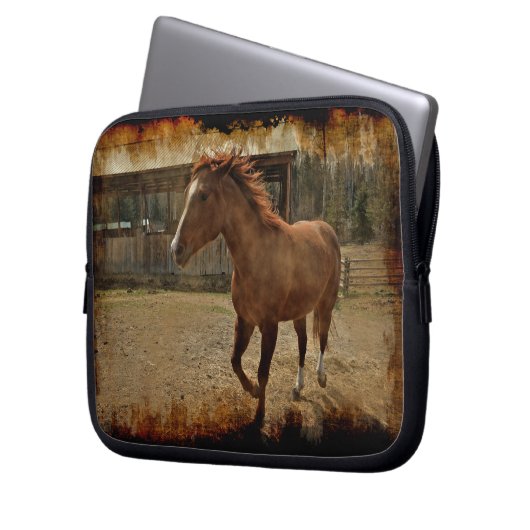 Das Cantering Sorrel Pferd kommt Zuhause zum Stall Laptopschutzhülle (Vorderseite Links)