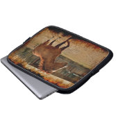 Das Cantering Sorrel Pferd kommt Zuhause zum Stall Laptopschutzhülle (Vorne Knopf)