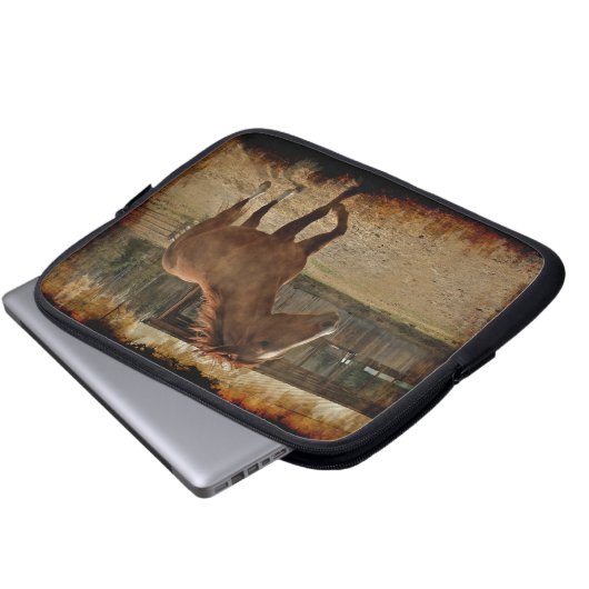 Das Cantering Sorrel Pferd kommt Zuhause zum Stall Laptopschutzhülle (Vorne Knopf)