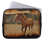 Das Cantering Sorrel Pferd kommt Zuhause zum Stall Laptopschutzhülle (Vorderseite)