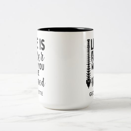 Das chiropraktische Leben ist besser, wenn sich di Zweifarbige Tasse (Mittel)