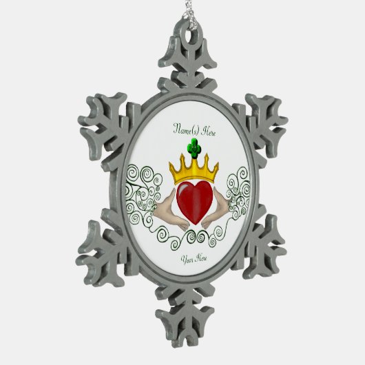 Das Claddagh (Vollfarbe) Schneeflocken Zinn-Ornament (Links)
