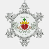 Das Claddagh (Vollfarbe) Schneeflocken Zinn-Ornament (Vorderseite)
