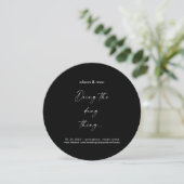 Das Dang-Ding-Round-Black-Wedding Save The Date (Stehend Vorderseite)