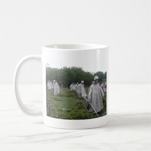 Das Denkmal des Koreakrieg-Veterans Kaffeetasse (Links)