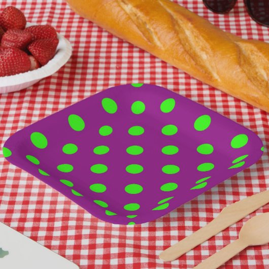 Das Design der Lila Polka-Dots ist grün Pappteller