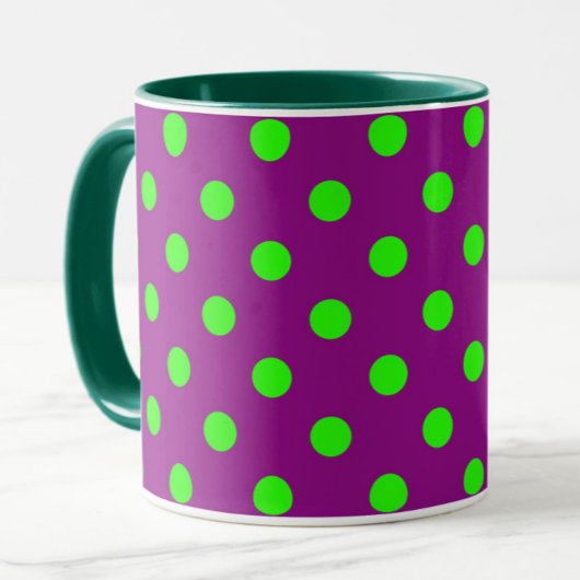 Das Design der Lila Polka-Dots ist grün Tasse