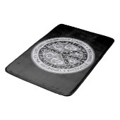 Das Design eines Friedenszeichens in Schwarz und W Badematte (Schrägansicht)