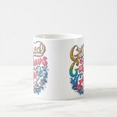 Das Design von Gilded Guffaws Galore Kaffeetasse (Mittel)