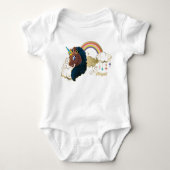 Das Design von Regenbogen und Wolken im Einhorn Baby Strampler (Vorderseite)