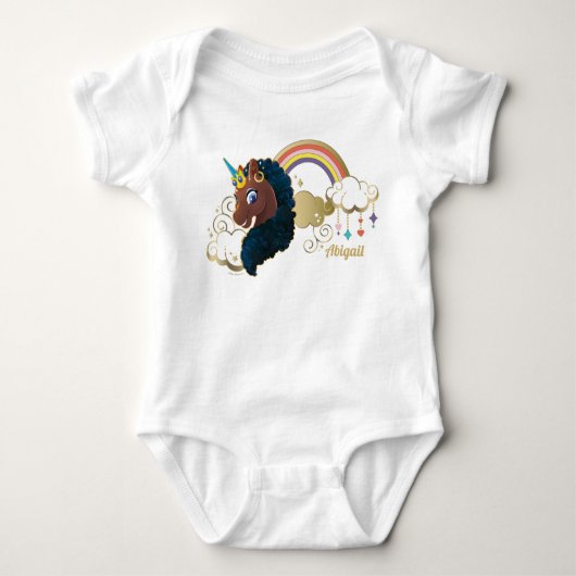 Das Design von Regenbogen und Wolken im Einhorn Baby Strampler (Vorderseite)