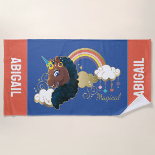 Das Design von Regenbogen und Wolken im Einhorn Strandtuch