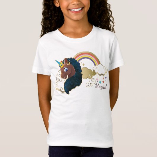 Das Design von Regenbogen und Wolken im Einhorn T-Shirt (Vorderseite)
