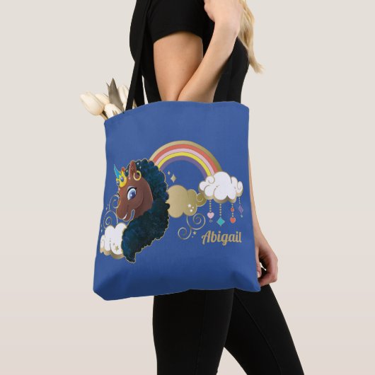 Das Design von Regenbogen und Wolken im Einhorn Tasche (Von Nahem)