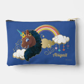 Das Design von Regenbogen und Wolken im Einhorn Zubehörtasche (Rückseite)