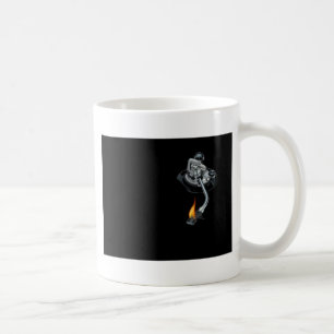 das DJ bewaffnen auf Feuer Kaffeetasse