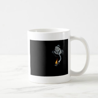 das DJ bewaffnen auf Feuer Kaffeetasse