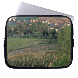 Das Dorf San Gimignano liegt im Wald Laptopschutzhülle