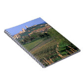 Das Dorf San Gimignano liegt im Wald Notizblock (Rechte Seite)