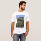 Das Dorf San Gimignano liegt im Wald T-Shirt (Vorne ganz)