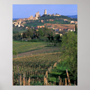 Das Dorf San Gimignano liegt in den sanften Poster