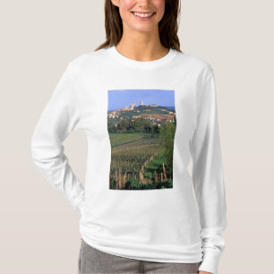 Das Dorf San Gimignano liegt in den sanften T-Shirt
